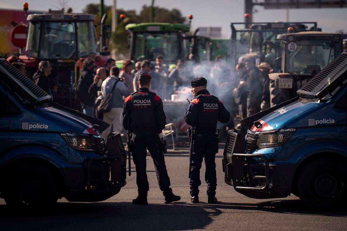 La protesta de los agricultores, en directo | Los agricultores cortan varias autopistas en Cataluña y Andalucía y frenan la actividad del puerto de Tarragona | Economía
