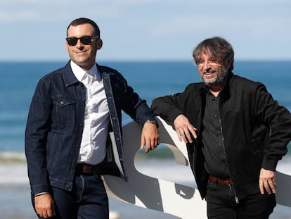 El periodista Jordi Évole (derecha) posa junto al director y guionista, Márius Sánchez, durante la presentación del documental 'No me llame Ternera', el 23 de septiembre en el 71 Festival Internacional de Cine de San Sebastián. Juan Herrero