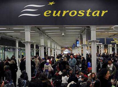 Varios pasajeros varados en la estación de ferrocarriles de St. Pancras en Londres, Reino Unido, hoy, lunes 21 de diciembre de 2009
