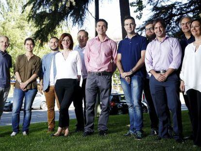 Maite Pagazaurtundua, junto a Andr&eacute;s Hergoz y el resto de candidatos de Unidos. 