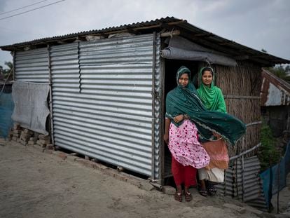 Farjana Akter Keya, de 17 años, y su hermana Sadia Sultana, de 15, viven solas en esta barraca en Pratapnagar (Bangladesh), en mayo de 2023.