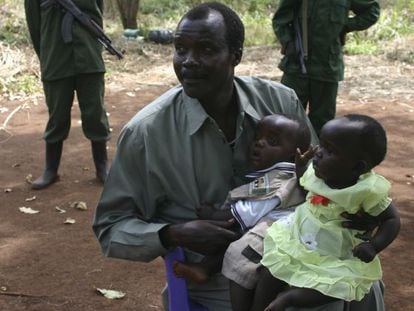Joseph Kony con sus hijos en el sur de Sud&aacute;n en 2008.