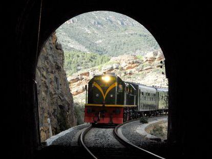 El Tren dels Llacs entrando en uno de los numerosos túneles de la ruta.