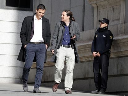 Encuentro de Pedro Sanchez, Secretario General del PSOE, y Pablo Iglesias, l&iacute;der de Podemos, camino del Congreso de los Diputados. 