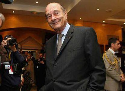 Chirac sonríe anoche, al inicio de la 24ª cumbre de jefes de Estado africanos y Francia en Cannes.