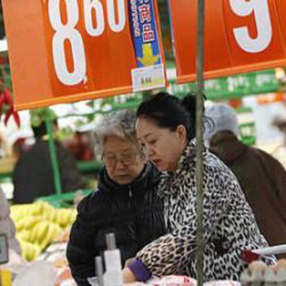 Dos clientas observan lamercancía mientras hacen la compra en un supermercado de Pekín.