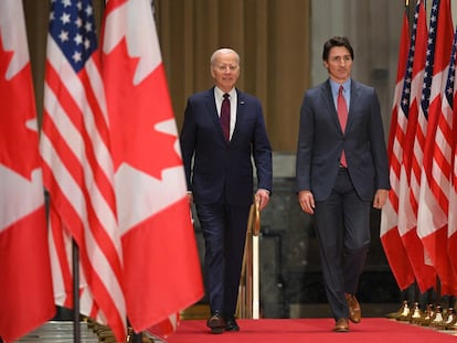 El presidente de EE UU, Joe Biden, y el primer ministro de Canadá, Justin Trudeau, a su llegada a su rueda de prensa tras una reunión bilateral en Ottawa