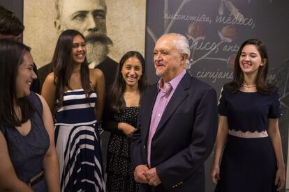 El Nobel de Química, Mario Molina, con algunos de los estudiantes premiados por sus trabajos.
