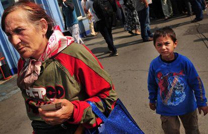 Gitanos romanís deportados hoy desde Francia a su llegada al aeropuerto de Bucarest.