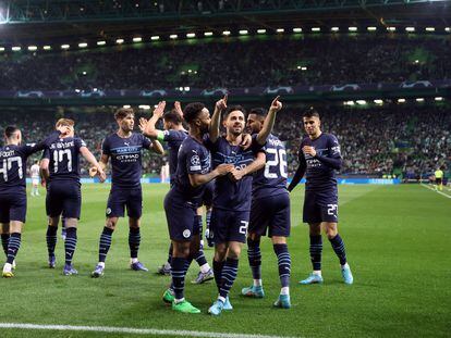 Los jugadores del Manchester City celebran su quinto gol ante el Sporting en Champions.