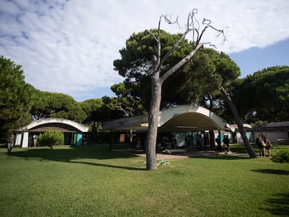 Fachada principal de la Casa Gomis, en el espacio natural de La Ricarda de El Prat de Llobregat, el pasado jueves, durante la visita de Yolanda Díaz y Ada Colau.