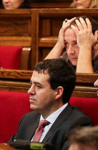 Coto i, darrere, David Fernández, al Parlament el 2013.