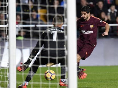 Luis Su&aacute;rez dispara ante Sergio Asenjo.