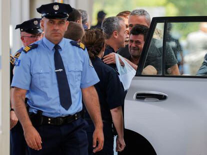 Los tres policías kosovares liberados por un tribunal de Serbia atraviesan la frontera que separa ambos territorios.