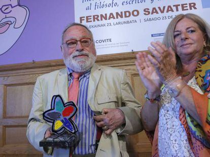 Fernando Savater y Consuelo Ordóñez, tras la entrega del premio, en San Sebastián.