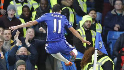 Pedro festeja uno de sus dos goles al Bournemouth.