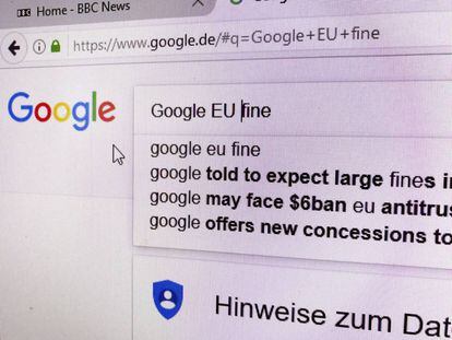 Un usuario busca en internet "Google Unión Europea multa" mediante el motor de búsqueda de Google, en Fráncfort (Alemania).