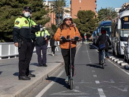 Un control policial de Valencia, en noviembre pasado, controla la circulación de patinetes, bicicletas o vehículos de movilidad personal (VMP).