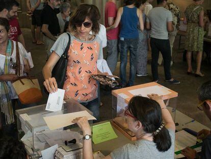 Una mujer deposita su voto en Barcelona, este domingo. 