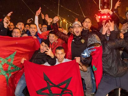 Aficionados de la selecci&oacute;n de f&uacute;tbol de Marruecos celebran la clasificaci&oacute;n en &Aacute;msterdam.