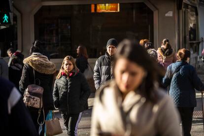 Vecinos latinoamericanos cruzan un paso de cebra por Pueblo Nuevo.