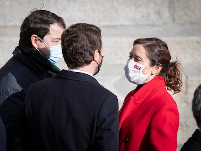 Pablo Casado (de espaldas) e Isabel Díaz Ayuso conversan junto a Alfonso Fernández Mañueco durante el acto por el día de la Constitución, este lunes en Madrid.