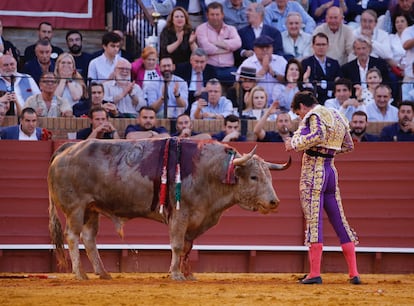 Daniel Luque, en un desplante al sexto toro de la tarde.