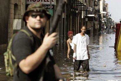 Un policía vigila una calle de Nueva Orleans tras el paso del Katrina, el 31 de agosto de 2005.