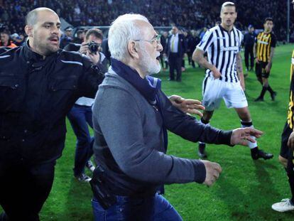 Ivan Savvidis, con una pistola en la cintura, tras invadir el campo.