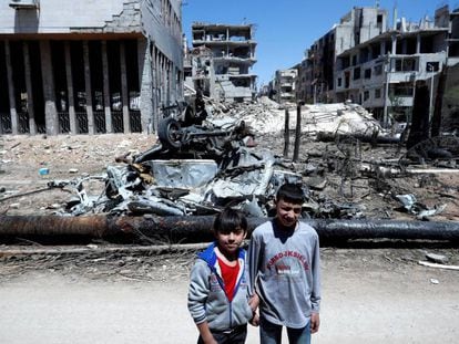 Dos niños en una calle en ruinas en Duma, Guta Oriental, cerca de Damasco.