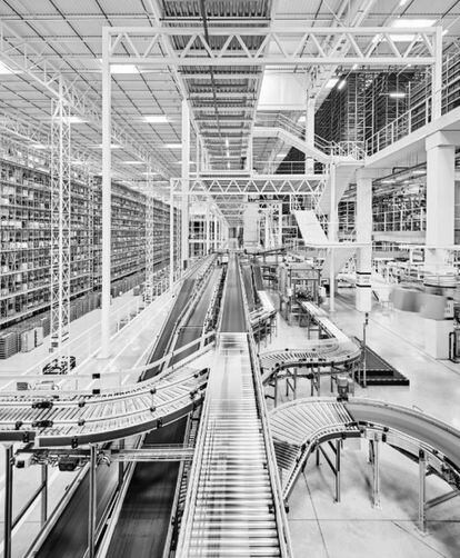 La zona de doblado tiene cuatro almacenes automatizados que, configurados en doble planta, alcanzan los 35 metros de altura y pueden albergar más de 20 millones de prendas ubicadas en 800.000 cajas. 