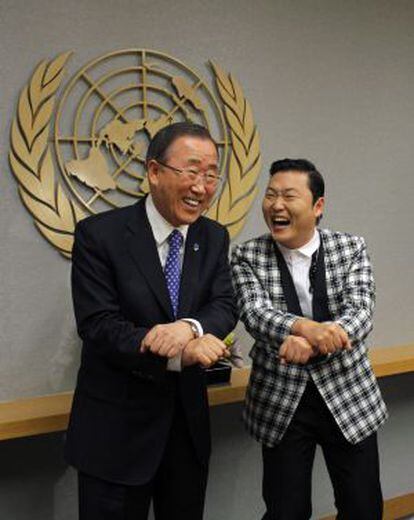PSY y Ban Ki-moon ensayan la coreografía en octubre de 2012 en la ONU.
