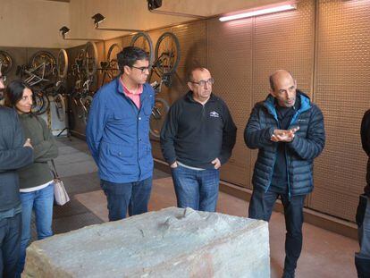 El alcalde de Morella, con chaqueta azul, frente al bloque donde está incrustada la huella, y a su lado, el palentólogo José Miguel Gasulla. 