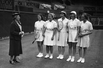 En los años 30 la moda en el tenis imponía faldas plisadas y blusas o vestidos con cuello, pero siempre de color blanco.