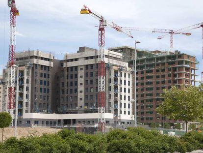 Obras de construcci&oacute;n de una promoci&oacute;n de viviendas en Valdebebas (Madrid).