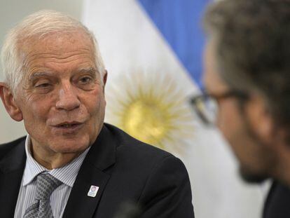 Alto Representante de la UE para Asuntos Exteriores y Política de Seguridad, Josep Borrell (izq), en rueda de prensa con el canciller argentino, Santiago Cafiero, en Buenos Aires