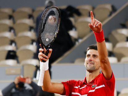 Djokovic celebra su victoria contra Tsitsipas en París.