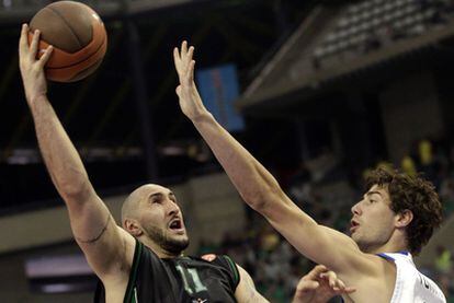 Ante Tomic intenta tapar un tiro de Milovan Rakovic durante el partido por el 3º y 4º puesto de la Euroliga.