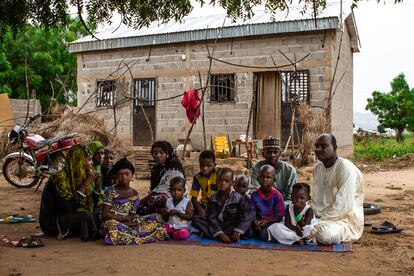 La familia de Daouda Adoum, sentado a la derecha de la imagen. Todos ellos escaparon de su pueblo hace siete años, después de un ataque de Boko Haram. Desde entonces malviven en Maroua.