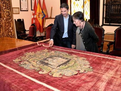 El alcalde de Alcalá, Javier Rodríguez Palacios, y la concejal de patrimonio histórico, Olga García, observando el tapiz del siglo XVII.