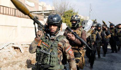 Las fuerzas especiales iraquíes, en el frente cerca de la Universidad de Mosul, este viernes.
