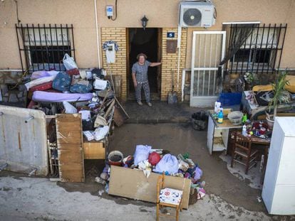 Una mujer, en su casa de la pedanía de La Campaneta, en Orihuela (Alicante). En vídeo, los vecinos de Orihuela vuelven a sus casas para retirar el lodo y evaluar daños.