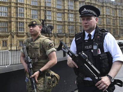 Un soldado brit&aacute;nico y un polic&iacute;a patrullan por los alrededores del Parlamento de Londres.