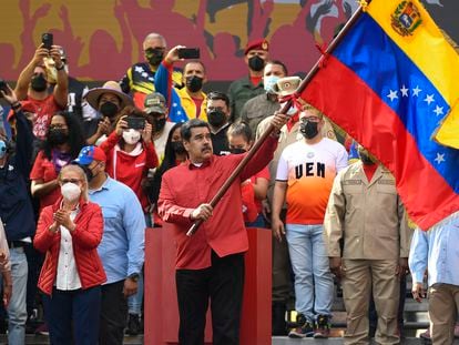 El presidente de Venezuela, Nicolás Maduro, ondea la bandera de su país tras un mitin para conmemorar el 20 aniversario del regreso de Chávez al poder tras el fallido golpe de Estado de 2002, el pasado 13 de abril, en Caracas.