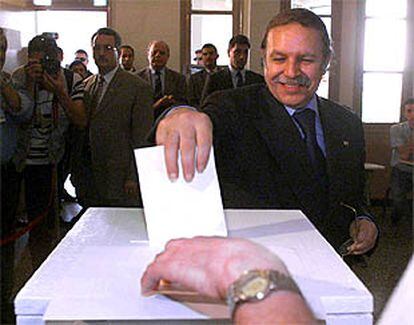 El presidente argelino Abdelaziz Bouteflika introduce su papeleta electoral en una urna.