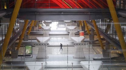 Un hombre camina en por uno de los pasillos vacíos de las cintas de equipaje del aeropuerto de Barajas en la terminal T4, durante la primera jornada de huelga de los trabajadores de Iberia el pasado septiembre.