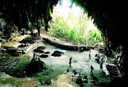 Vista general de la cueva Liang Bua, en la isla de Flores (Indonesia) en la que se descubrió el 'homo floresiensis'.