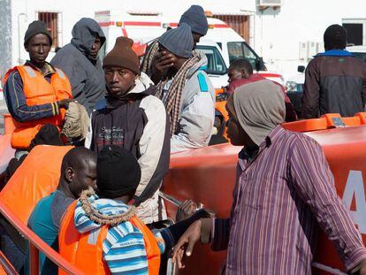 Varios hombres rescatados este miércoles en el mar de Alborán.