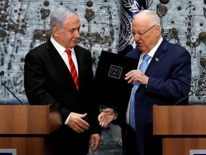 El presidente Reuven Rivlin entrega a Benjamín Netanyahu el encargo de formar Gobierno, el miércoles en Jerusalén.