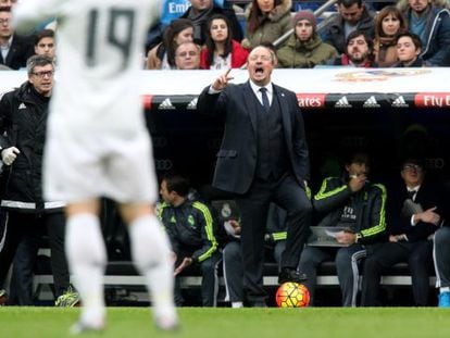 Rafa Benitez da indicaciones ante la Real Sociedad.